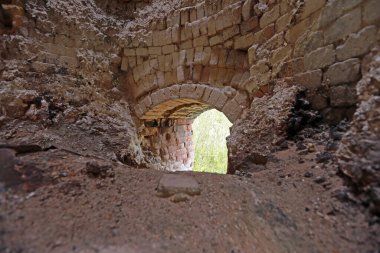 Yazın Urallar 'da dökülen kırmızı tuğlalar.