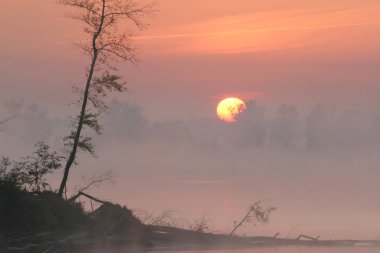 Sisin içinde Kama Nehri 'nde gün doğumu