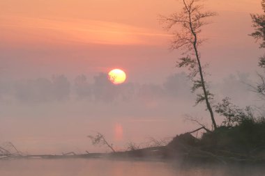 Sisin içinde Kama Nehri 'nde gün doğumu