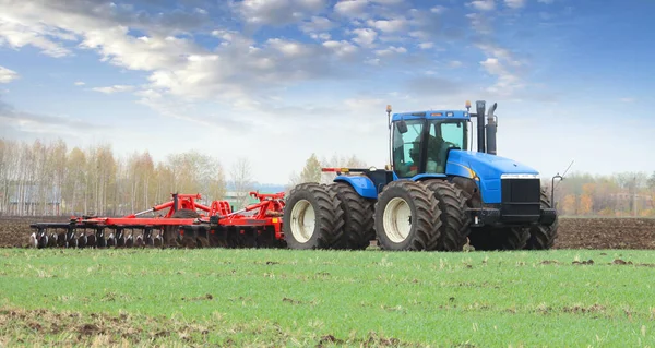 Landwirtschaftliche Arbeiten Beim Pflügen Von Land Auf Einem Leistungsstarken Traktor — Stockfoto