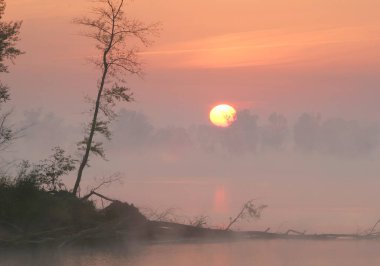 Sisin içinde Kama Nehri 'nde gün doğumu