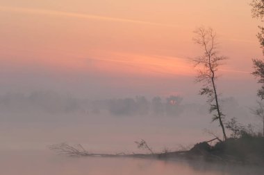 Sisin içinde Kama Nehri 'nde gün doğumu