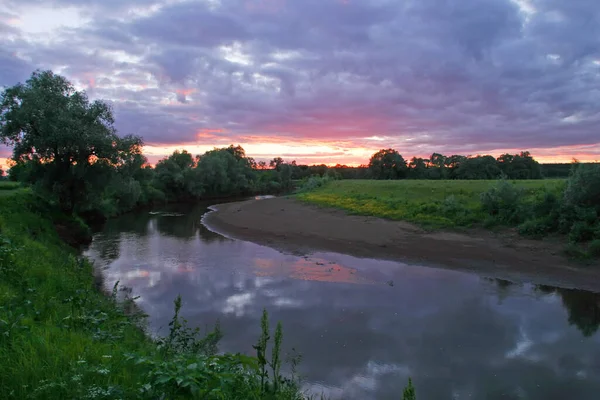 Nehirde güzel gün batımı suya yansıyor.