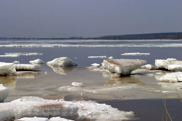 Eis Trieb Während Des Frühjahrseinbruchs Den Fluss Hinunter — Stockfoto