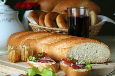 Masadaki diğer hamur işleri için nefis sandviçler.