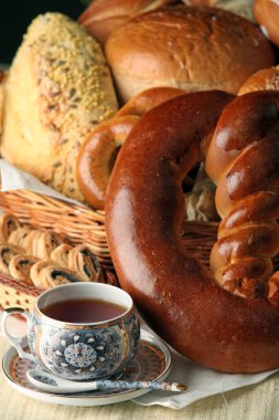 Masada çok güzel iştah açıcı çörekler var.