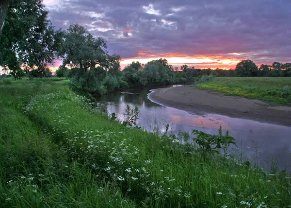 Όμορφο Ηλιοβασίλεμα Στο Ποτάμι Αντανακλάται Στο Νερό — Φωτογραφία Αρχείου