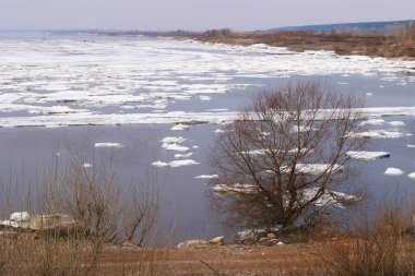 Bahar tatilinde nehirde yüzen buz