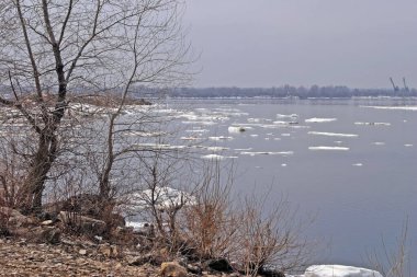 Bahar tatilinde nehirde yüzen buz