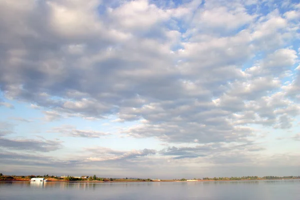 Lindas Nuvens Sobre Rio Largo — Fotografia de Stock