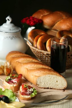 Masadaki diğer hamur işleri için nefis sandviçler.