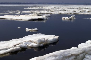 Bahar tatilinde buz nehirden aşağı süzüldü.