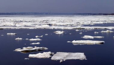 Bahar tatilinde buz nehirden aşağı süzüldü.