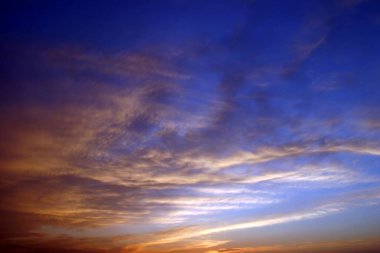 Nehirdeki en parlak gün batımı. Parlayan bulutlar