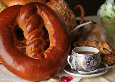 Masada çok güzel iştah açıcı çörekler var.