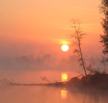 Sisin içinde Kama Nehri 'nde gün doğumu