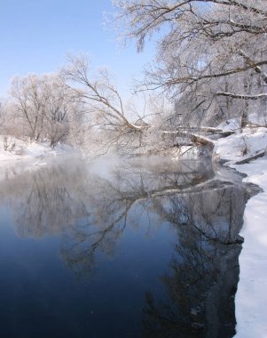 Kış, sisli bir sabahta nehir boyunca yürür