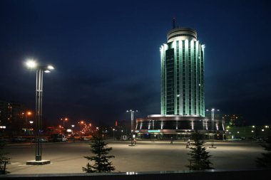 Şehrin merkezindeki modern iş merkezinin gece görüşü