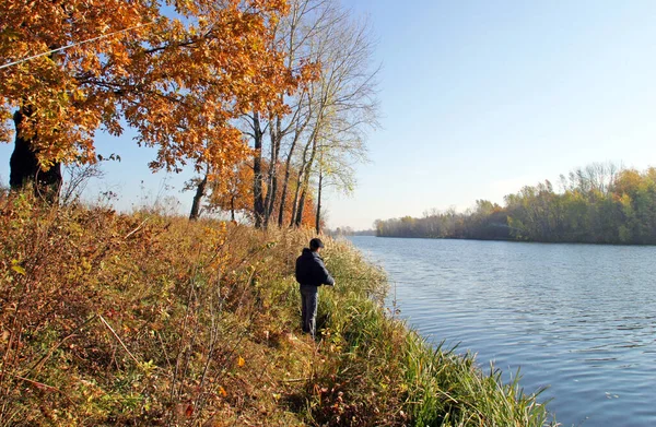 秋の晴れた日に川の風景漁師が餌に魚を捕まえる — ストック写真