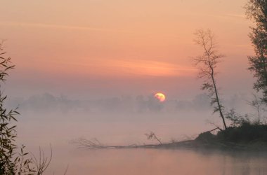 Sisin içinde Kama Nehri 'nde gün doğumu