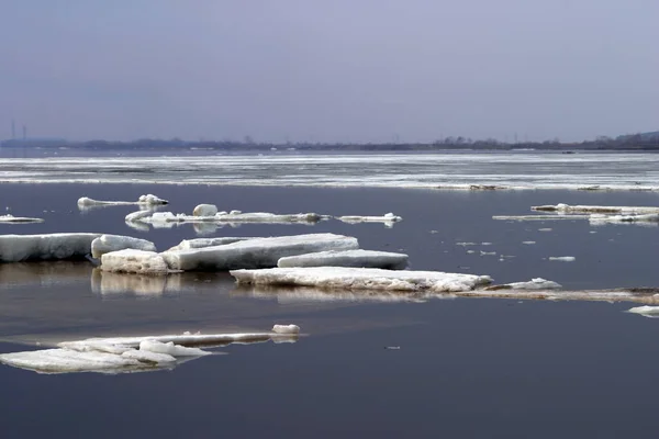 Eis Trieb Während Des Frühjahrseinbruchs Den Fluss Hinunter — Stockfoto