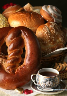 Masada çok güzel iştah açıcı çörekler var.