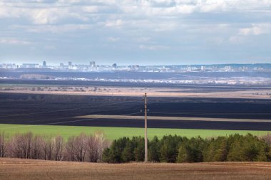 Uçsuz bucaksız Rus tarlalarında bahar yürüyüşü