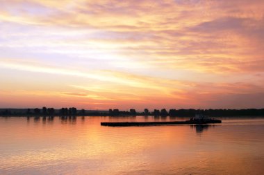 Nehirdeki en parlak gün batımı. Parlayan bulutlar