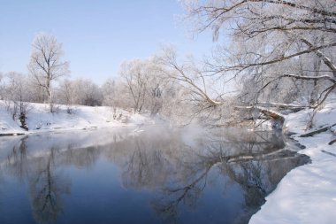 Kış, sisli bir sabahta nehir boyunca yürür