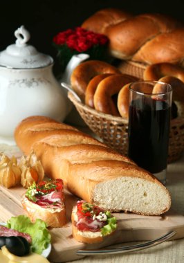 Masadaki diğer hamur işleri için nefis sandviçler.