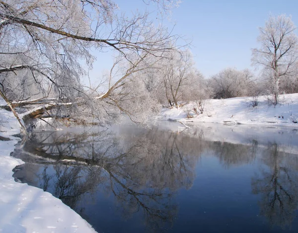 Kış Sisli Bir Sabahta Nehir Boyunca Yürür — Stok fotoğraf