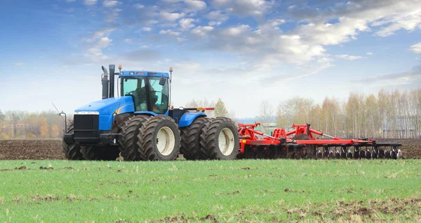 Trabajos Agrícolas Arando Tierras Poderoso Tractor — Foto de Stock