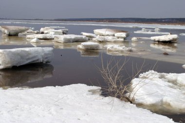 Bahar tatilinde buz nehirden aşağı süzüldü.
