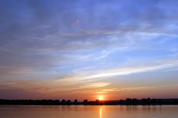 Puesta Sol Más Brillante Río Nubes Brillantes — Foto de Stock