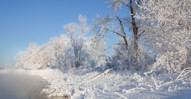 Kışın nehir boyunca uzun bir yürüyüş.