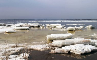 Bahar tatilinde buz nehirden aşağı süzüldü.