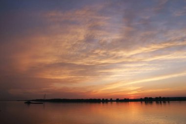 Nehirdeki en parlak gün batımı. Parlayan bulutlar