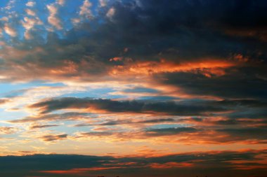 Gün batımında manzara güzel bulutlar izole