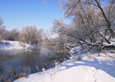 Kış, sisli bir sabahta nehir boyunca yürür