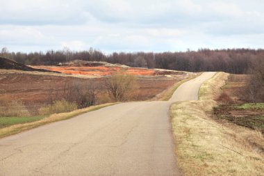Beton yolda uzun bir bahar yürüyüşü