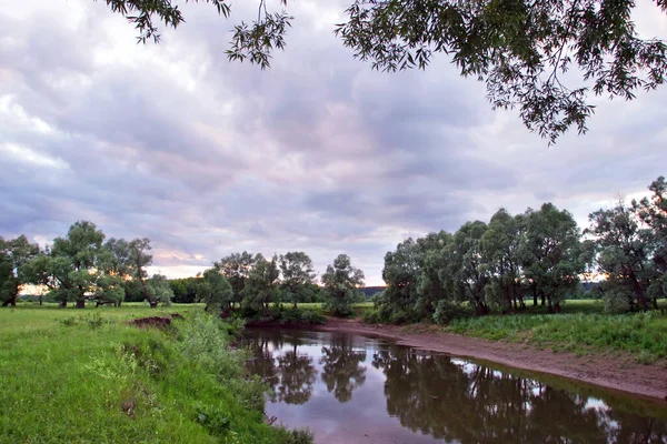 Bellissimo Tramonto Sul Fiume Riflette Nell Acqua — Foto Stock