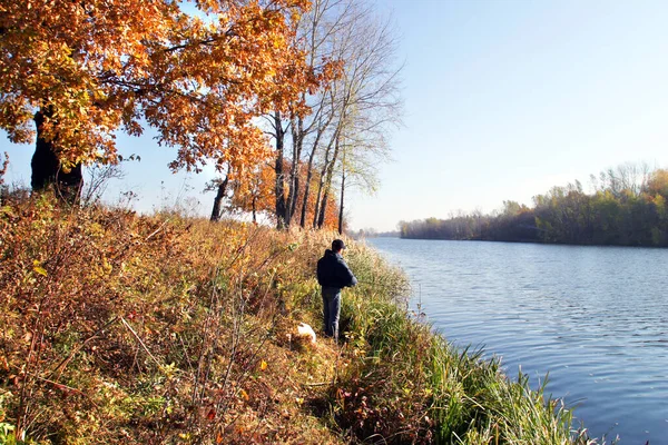 Paesaggio Pescatore Sul Fiume Cattura Pesce Esca Autunno Giornata Sole — Foto Stock