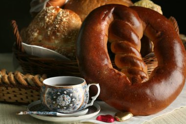 Masada çok güzel iştah açıcı çörekler var.