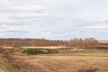 Uçsuz bucaksız Rus tarlalarında bahar yürüyüşü