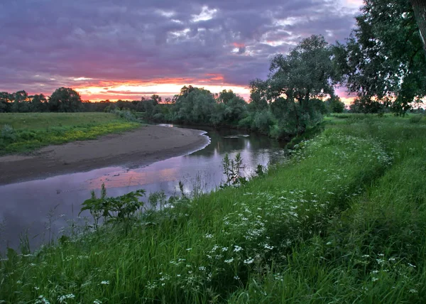 Όμορφο Ηλιοβασίλεμα Στο Ποτάμι Αντανακλάται Στο Νερό — Φωτογραφία Αρχείου
