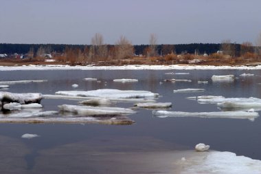 Bahar tatilinde buz nehirden aşağı süzüldü.