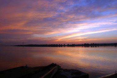 Nehirdeki en parlak gün batımı. Parlayan bulutlar