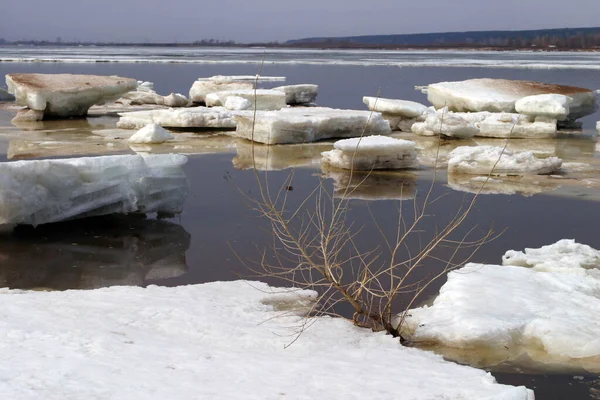 Eis Trieb Während Des Frühjahrseinbruchs Den Fluss Hinunter — Stockfoto