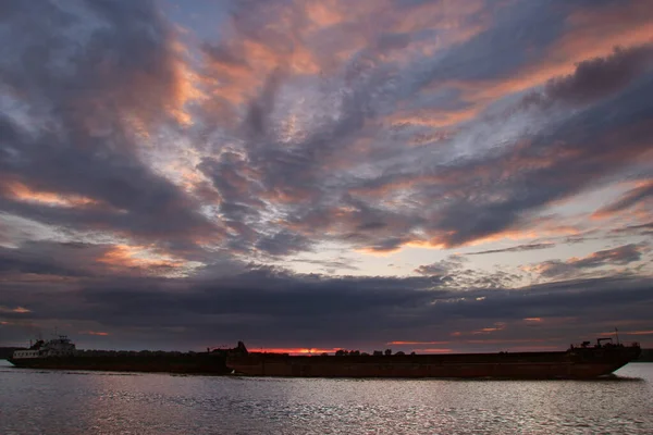 Sommerlandschaft Binnenschiff Auf Dem Fluss Cama Bei Sonnenuntergang — Stockfoto