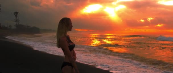 Cool Red Sunrise Czarnym Piasku Plaży Oceanem Młodą Kobietą — Wideo stockowe